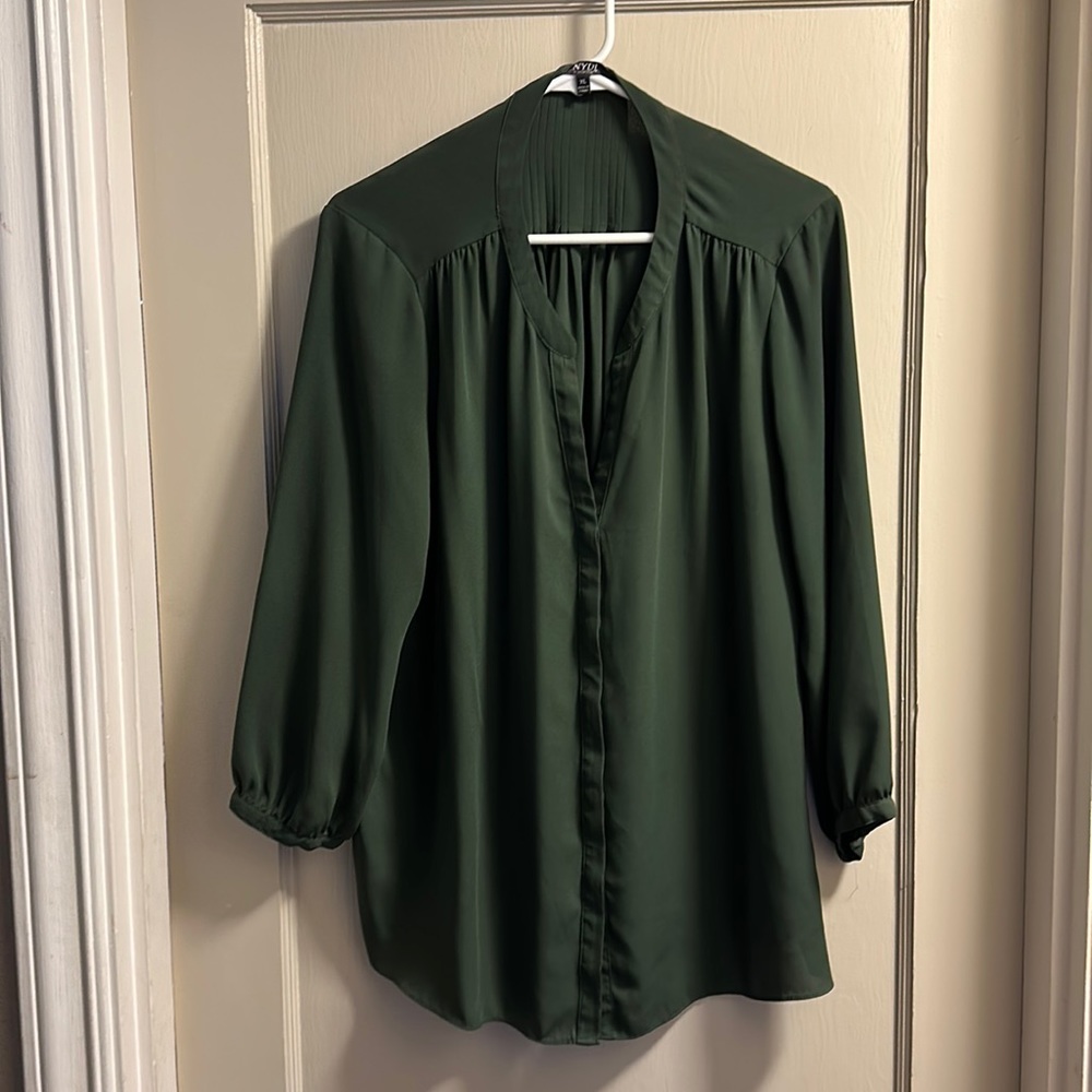 Beautiful NYDJ blouse size XL Forest Green color